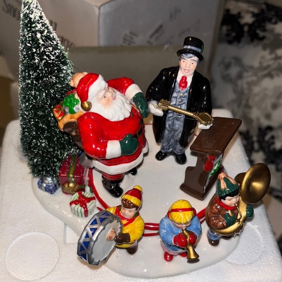 Department 56 Other - Department 56 Santa Comes to Town 1997